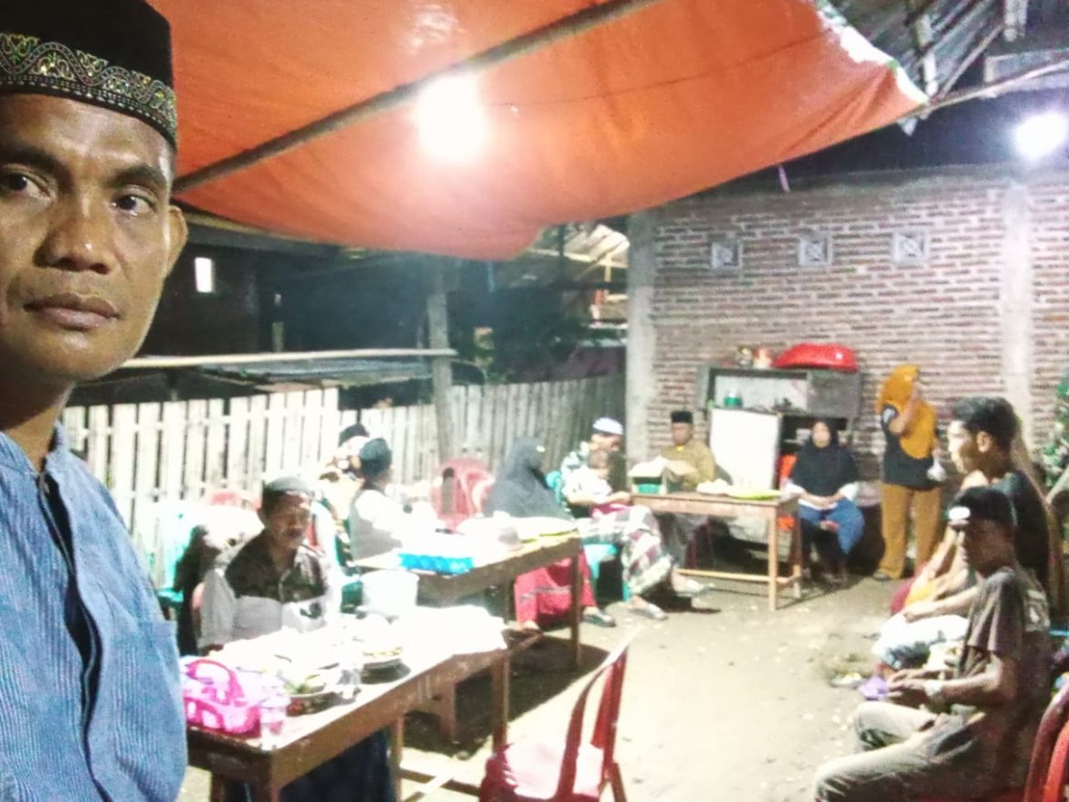 Warga Dusun Oi Niu, melaksanakan seremonial Acara Mbolo Kampo